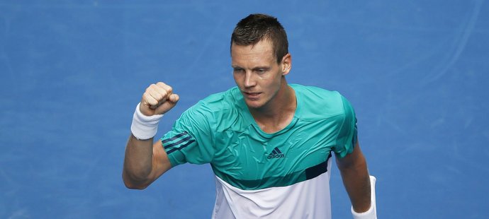 Je  to tam a ani jsem se tolik nenadřel. Tomáš Berdych se raduje z výhry nad Mirzou Bašičem.