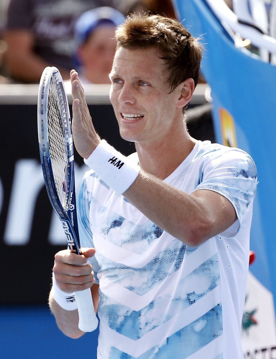 Tomáš Berdych děkuje fanouškům po výhře nad Kolumbijcem Fallou v prvním kole Australian Open