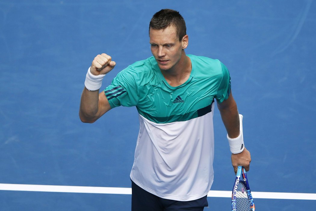 Je  to tam a ani jsem se tolik nenadřel. Tomáš Berdych se raduje z výhry nad Mirzou Bašičem.