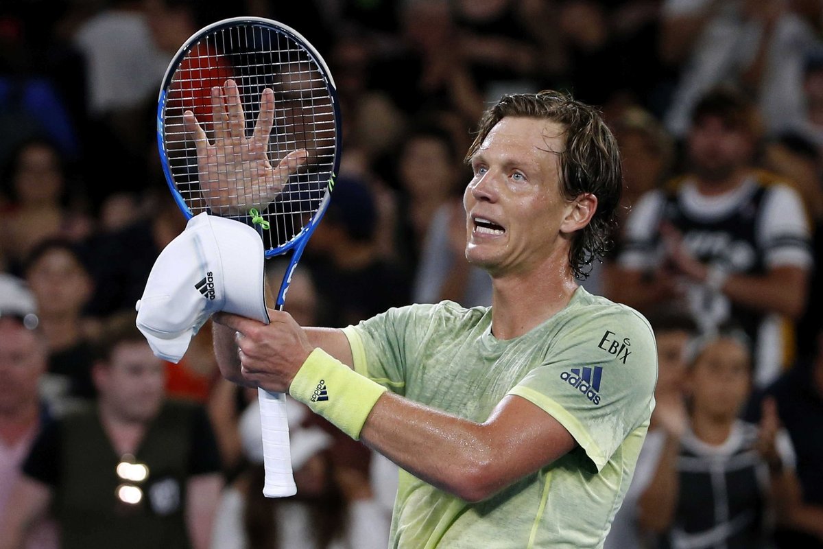 Tomáš Berdych děkuje fanouškům po své výhře v prvním kole Australian Open nad domácím mladíkem