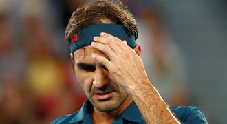 Jako já za mlada? Ano! Dlouhé vlasy a bekhend, řekl Federer k Tsitsipasovi