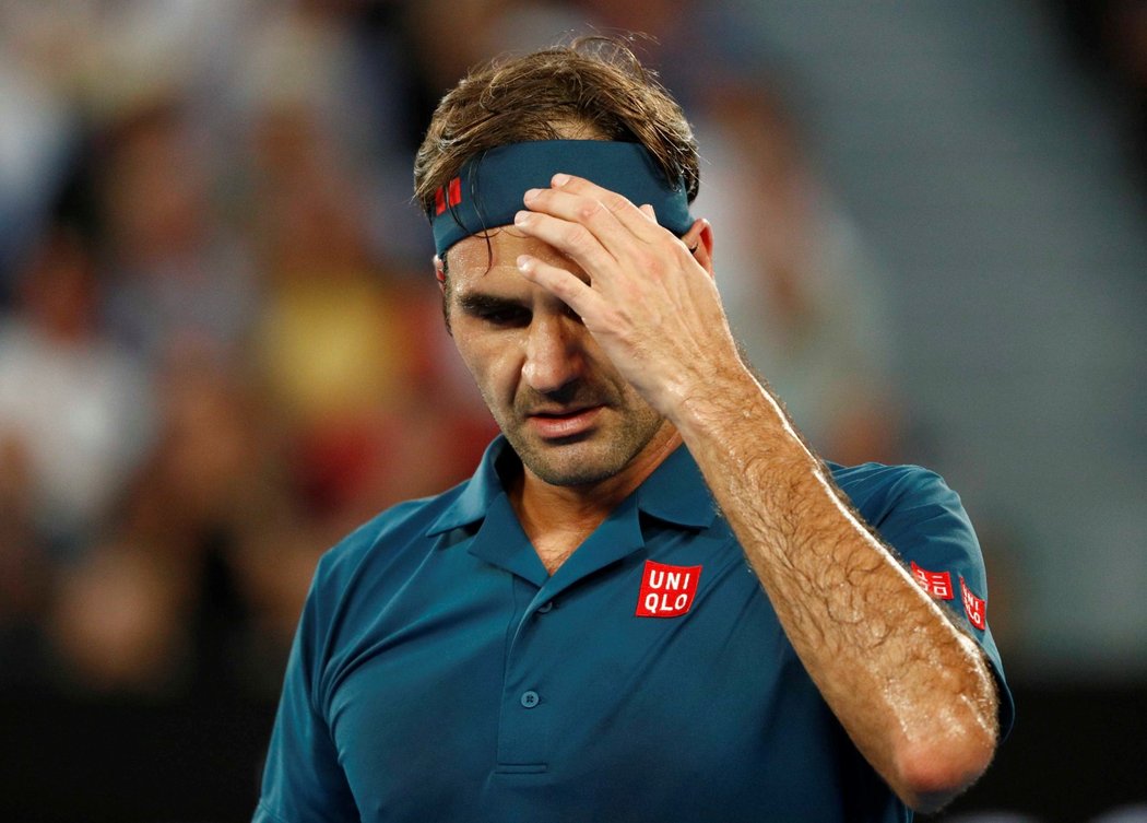 Zklamaný Roger Federer během osmifinále Australian Open