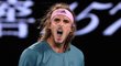 Řecký talent Stefanos Tsitsipas se povzbuzuje v zápase s legendárním Rogerem Federerem