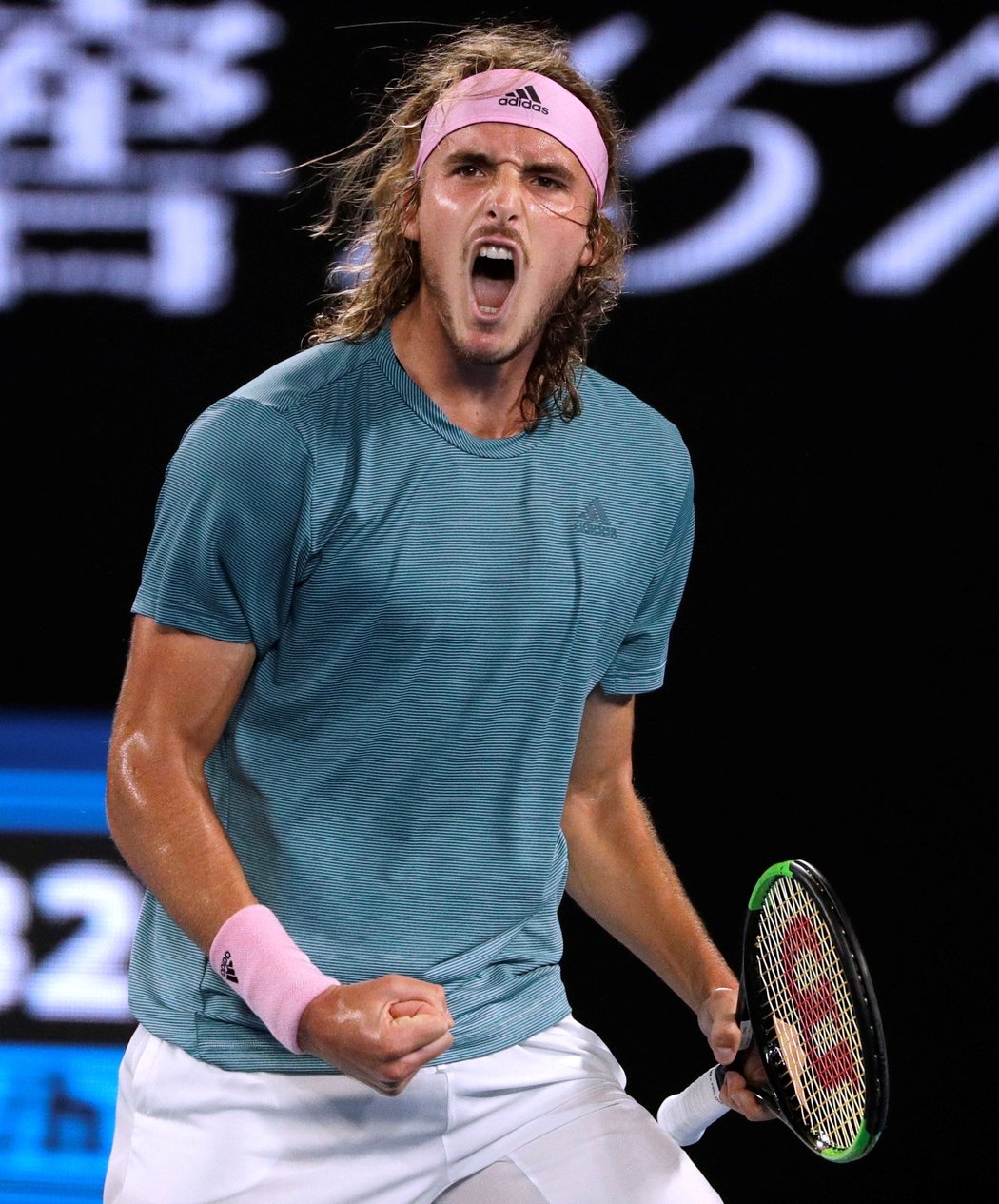 Řecký talent Stefanos Tsitsipas se povzbuzuje v zápase s legendárním Rogerem Federerem