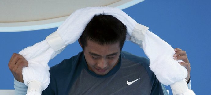 S děsivým vedrem bojoval i čínský tenista Zhang Ze