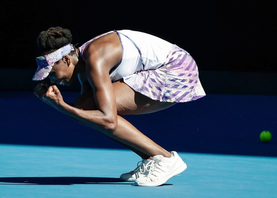 Venus Williamsová zdolala krajanku Coco Vandewegheovou 6:7, 6:2, 6:3 a po 14 letech si zahraje finále grandslamového Australian Open.