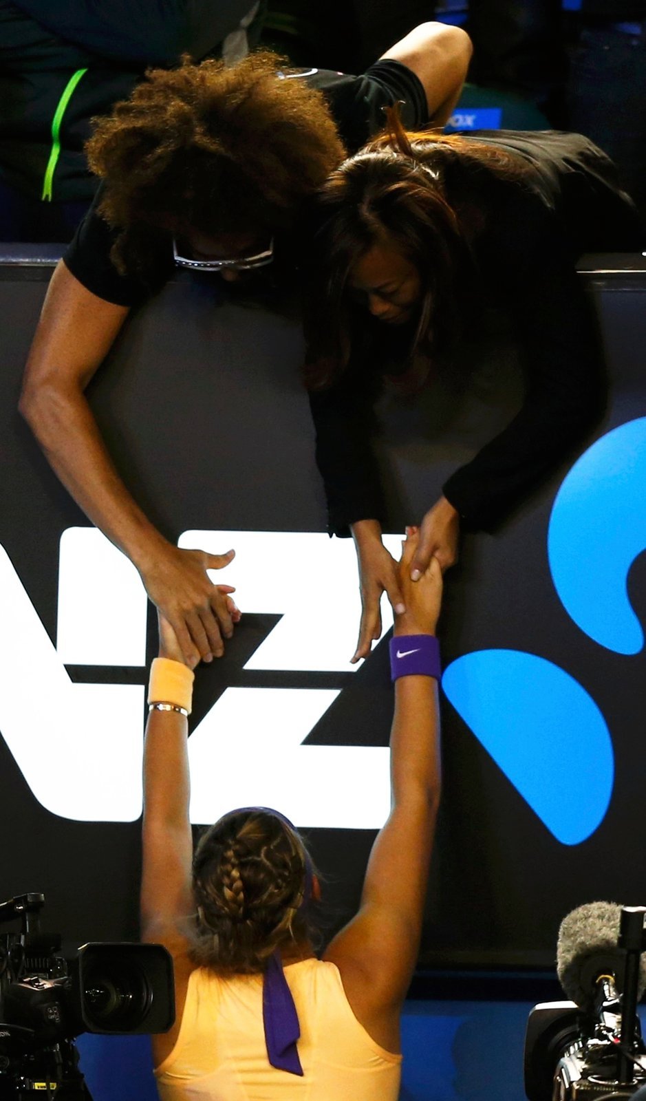 Rapper Redfoo (vlevo nahoře) gratuluje své přítelkyni Victorii Azarenkové k triumfu na Australian Open