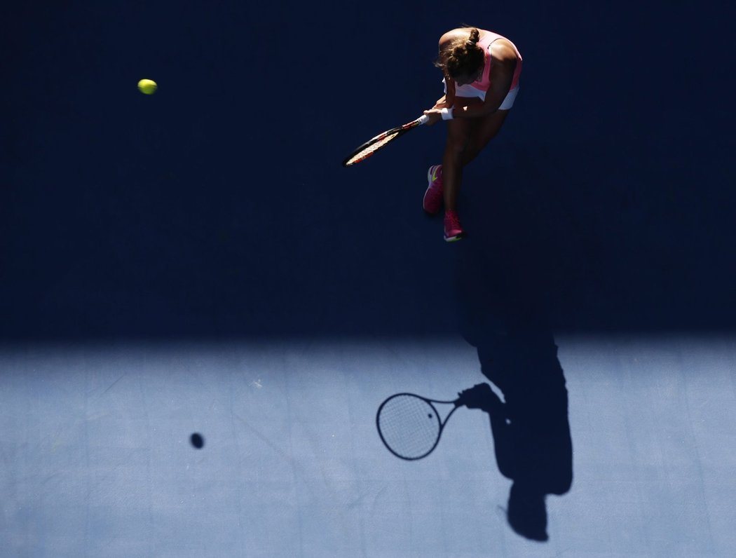 Barbora Záhlavová-Strýcová bojovala ve 3. kole Australian Open nejen s Viktorií Azarenkovou, ale také nepříjemným sluncem