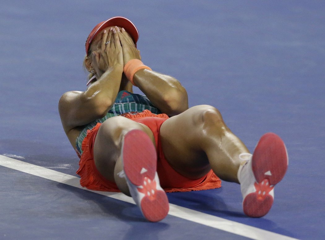 Hotovo. Německá tenistka Angelique Kerberová leží po finále Australian Open na kurtu a nemůže uvěřit tomu, že vyhrála.