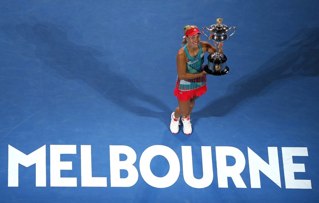 Překvapivá vítězka Australian Open. Německá tenistka Angelique Kerberová vyhrála první grandslamový turnaj roku 2016, když ve finále zdolala favorizovanou světovou jedničku a obhájkyni Serenu Williamsovou z USA 6:4, 3:6, 6:4.