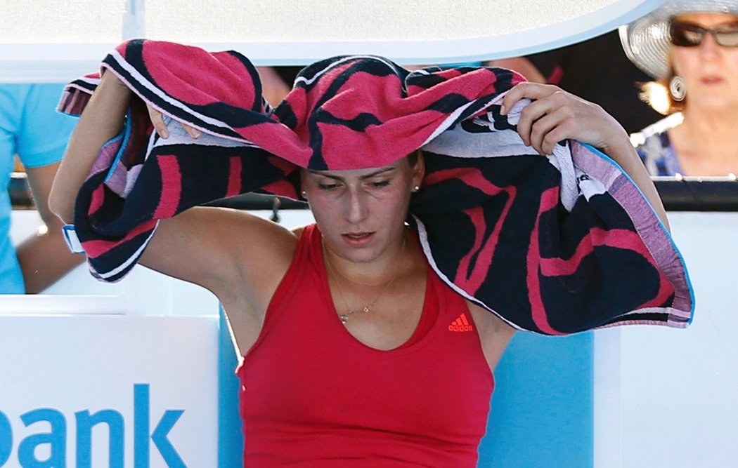 Pekelné vedro ničí v Australian Open hráče i hráčky