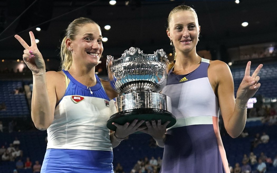 Druhý nasazený maďarsko-francouzský pár Tímea Babosová, Kristina Mladenovicová se raduje z titulu na Australian Open.