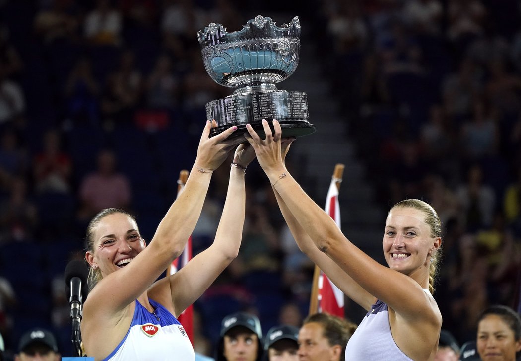 Druhý nasazený maďarsko-francouzský pár Tímea Babosová, Kristina Mladenovicová se raduje z titulu na Australian Open.