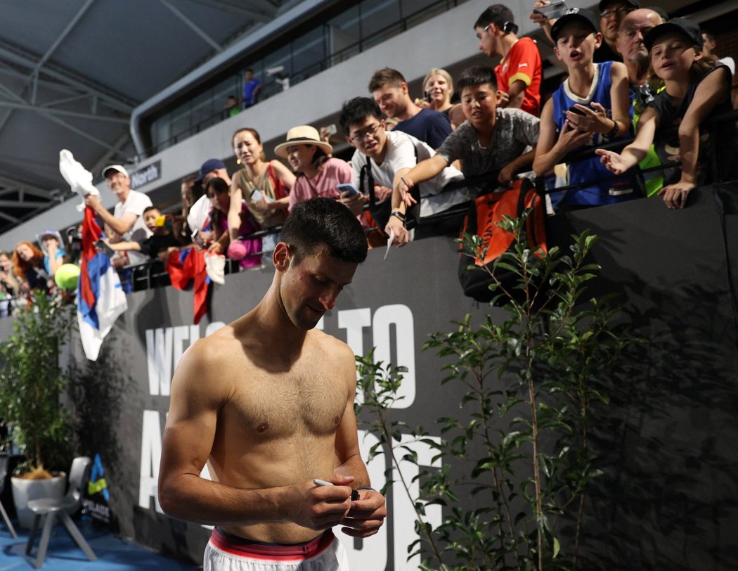 Novak Djokovič se po titulu v Adelaide fotil s fanoušky
