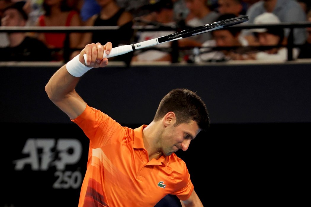 Hvězdný tenista Novak Djokovič se probojoval do čtvrtfinále Australian Open. Spoustu lidí ale více zajímá obsah jeho lahve