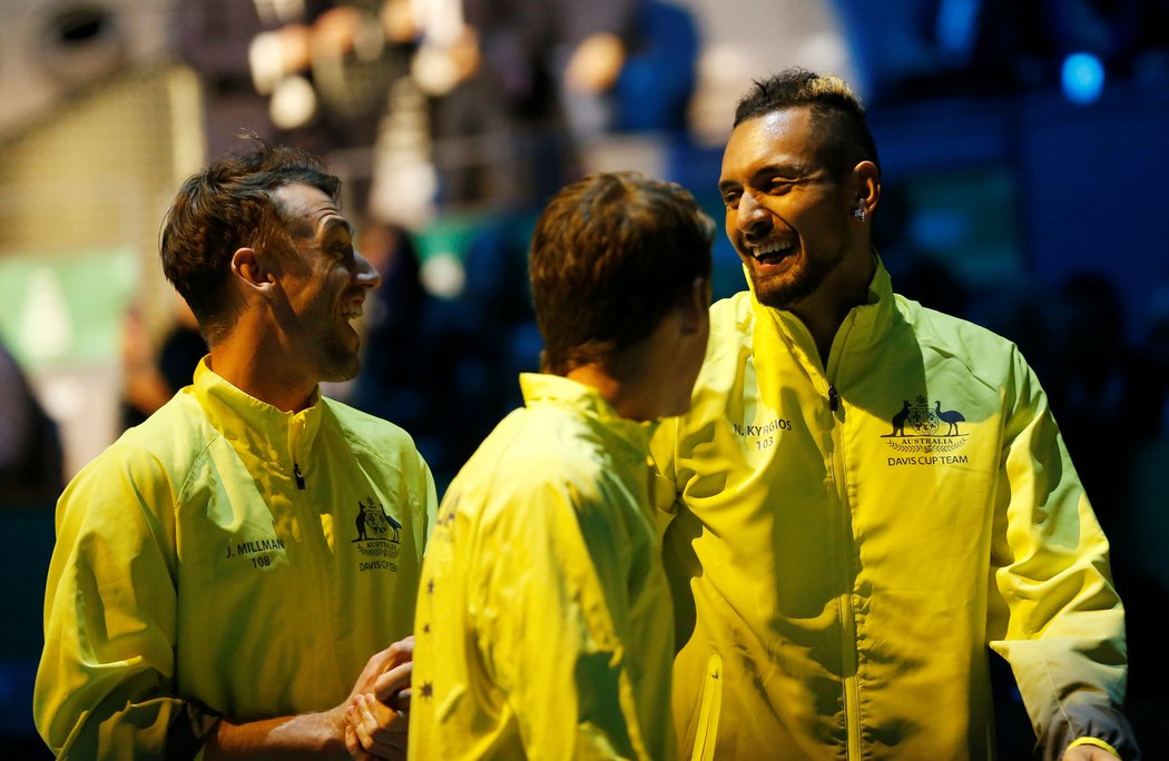 Nick Kyrgios diskutuje se svými spoluhráči na Davis Cupu v Madridu