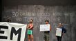 Fanoušci Novaka Djokoviče protestují před hotelem, kde ho australské úřady zadržují