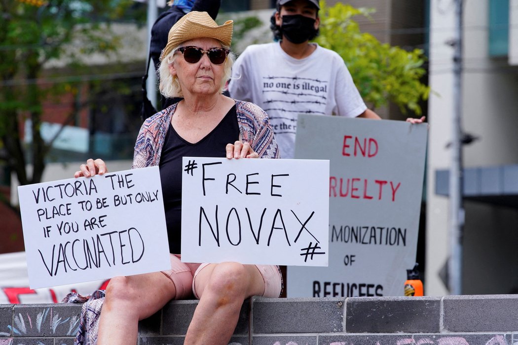 Fanoušci Novaka Djokoviče protestují před hotelem, kde ho australské úřady zadržují