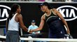 Venus Williamsová po vyřazení v prvním kole Australian Open podává ruku přemožitelce Cori "Coco" Gauffové