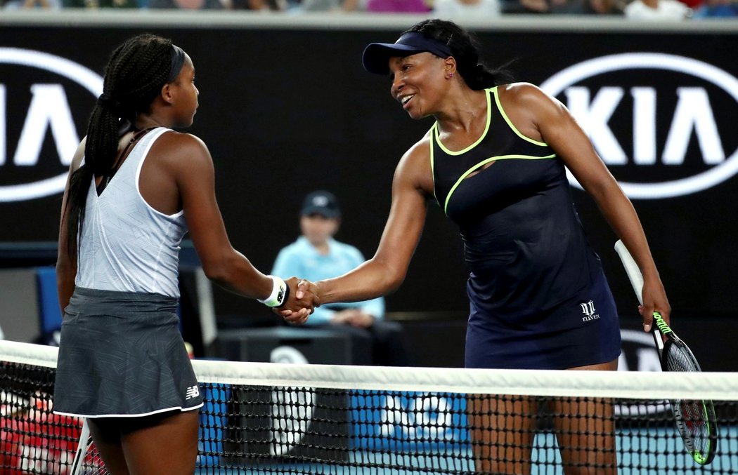 Venus Williamsová po vyřazení v prvním kole Australian Open podává ruku přemožitelce Cori &#34;Coco&#34; Gauffové