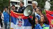 Příznivci Novaka Djokoviče protestují před detenčním hotelem v Melbourne, kde čeká na rozhodnutí soudu