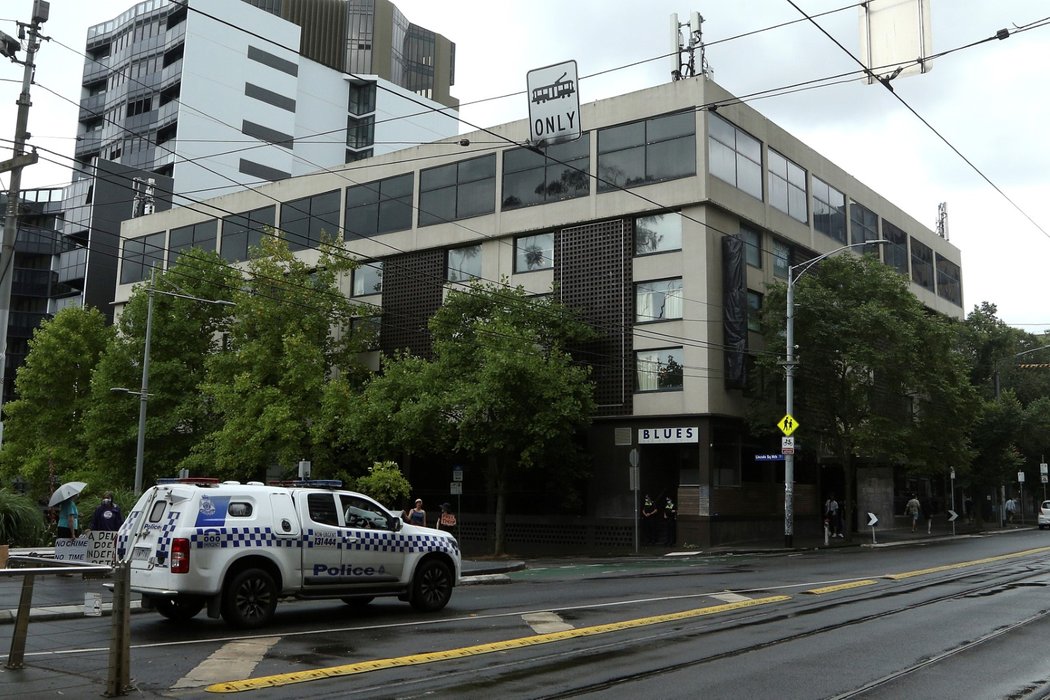 Příznivci Novaka Djokoviče protestují před detenčním hotelem v Melbourne, kde čeká na rozhodnutí soudu