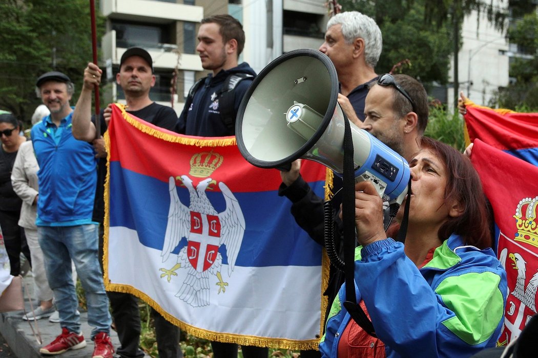 Příznivci Novaka Djokoviče protestují před detenčním hotelem v Melbourne, kde čeká na rozhodnutí soudu