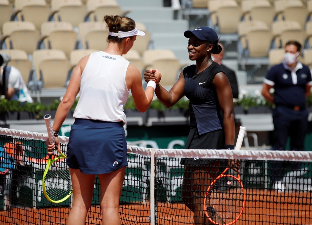 Barbora Krejčíková porazila na Roland Garros Američanku Sloane Stephensovou 6:2, 6:0 a zahraje si první grandslamové čtvrtfinále ve dvouhře.