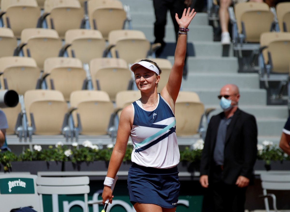 Barbora Krejčíková porazila na Roland Garros Američanku Sloane Stephensovou 6:2, 6:0 a zahraje si první grandslamové čtvrtfinále ve dvouhře.