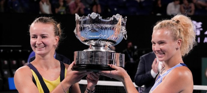 Barbora Krejčíková a Kateřina Siniaková slaví triumf na Australian Open