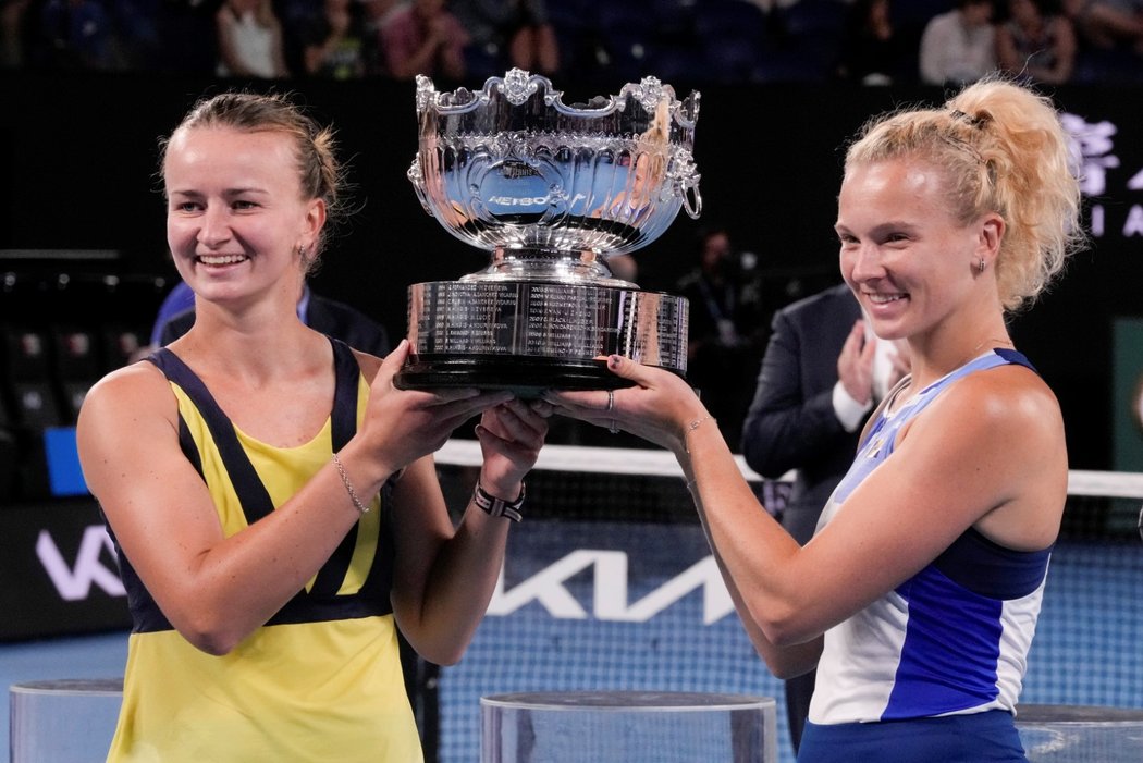 Barbora Krejčíková a Kateřina Siniaková slaví triumf na Australian Open