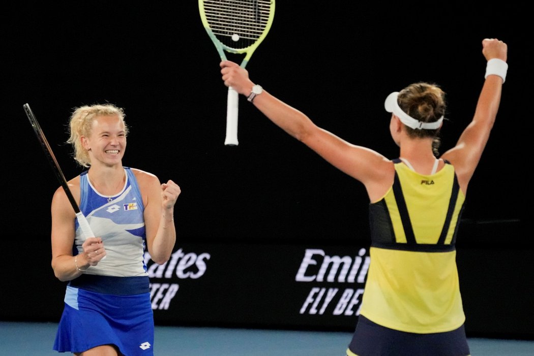 Barbora Krejčíková a Kateřina Siniaková slaví triumf na Australian Open