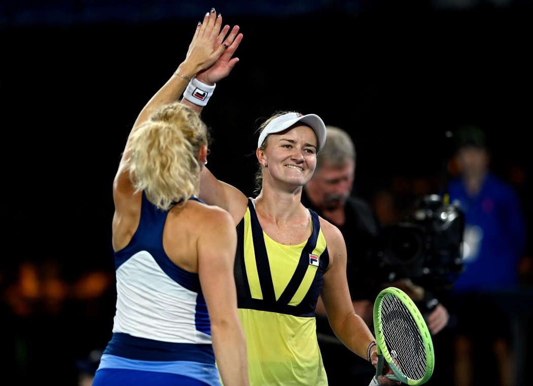 Barbora Krejčíková a Kateřina Siniaková slaví triumf na Australian Open