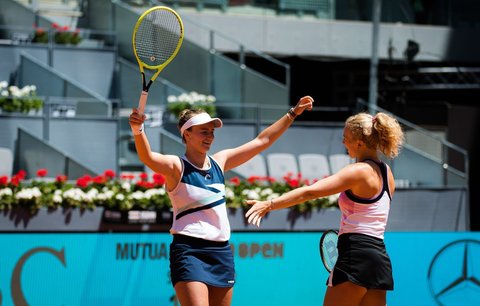 Barbora Krejčíková s Kateřinou Siniakovou jsou ve finále French Open