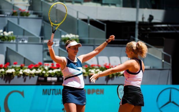 Barbora Krejčíková s Kateřinou Siniakovou ve finále French Open Barbora Krejčíková s Kateřinou Siniakovou ve finále French Open