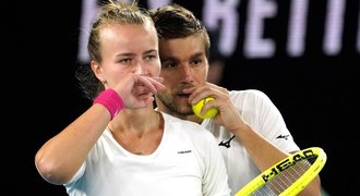 Keninová v extázi i balíku, vyhrála Australian Open. Triumf má i Krejčíková