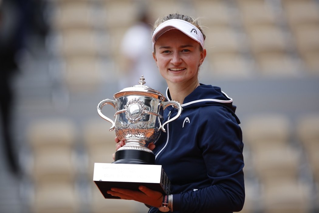 Barbora Krejčíková s trofejí za vítězství na French Open