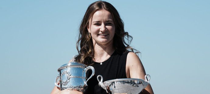 Z Paříže si Barbora Krejčíková odveze hned dvě trofeje