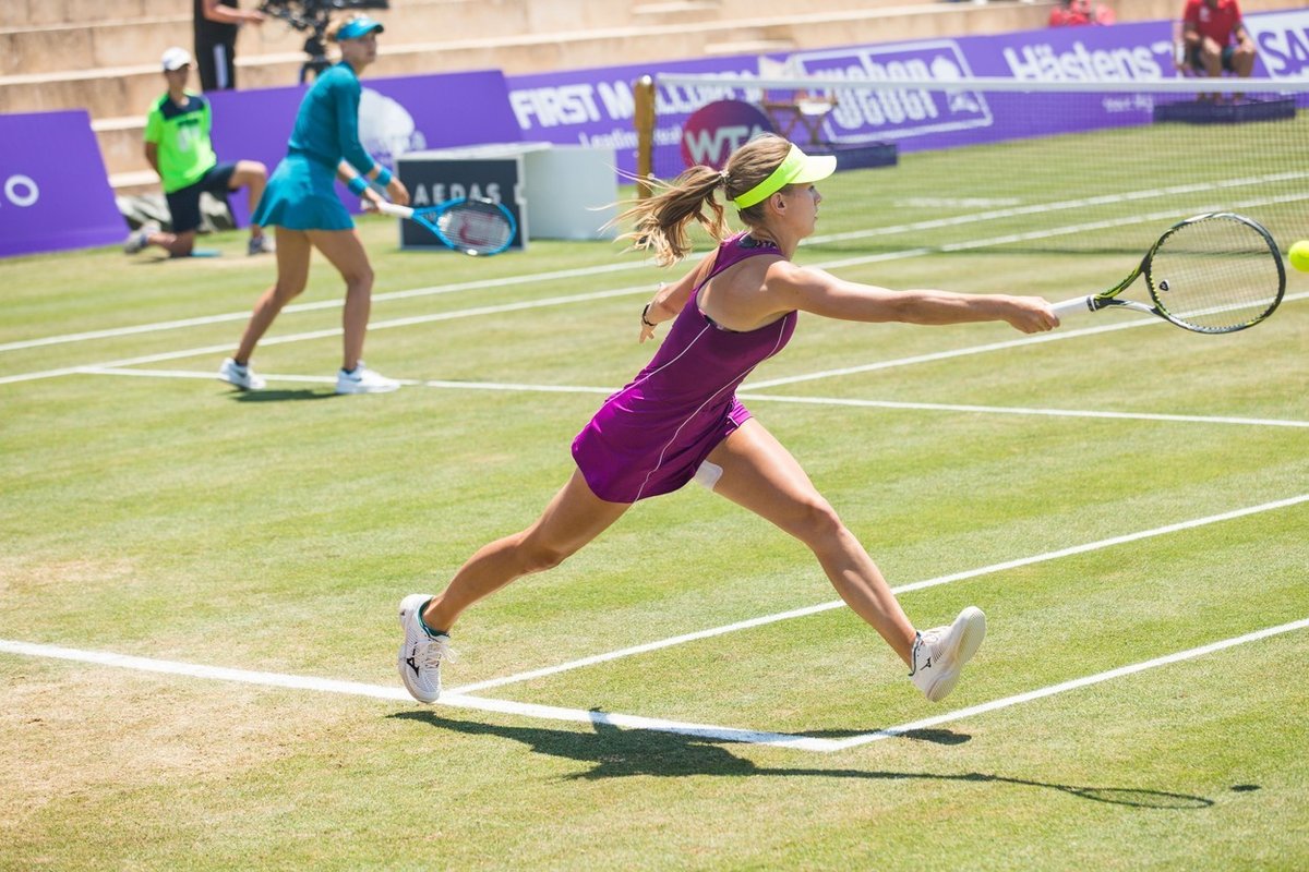 Lucie Šafářová a Barbora Štefková v deblové akci