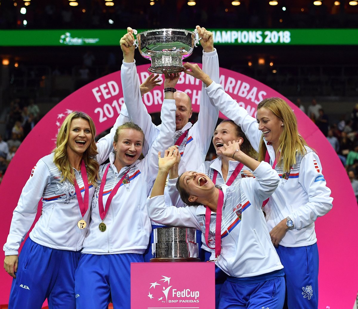 2018. Z vítězného finále nad USA se radují Lucie Šafářová, Barbora Krejčíková, trenér a kapitán Petr Pála, Barbora Strýcová, Kateřina Siniaková a Petra Kvitová.