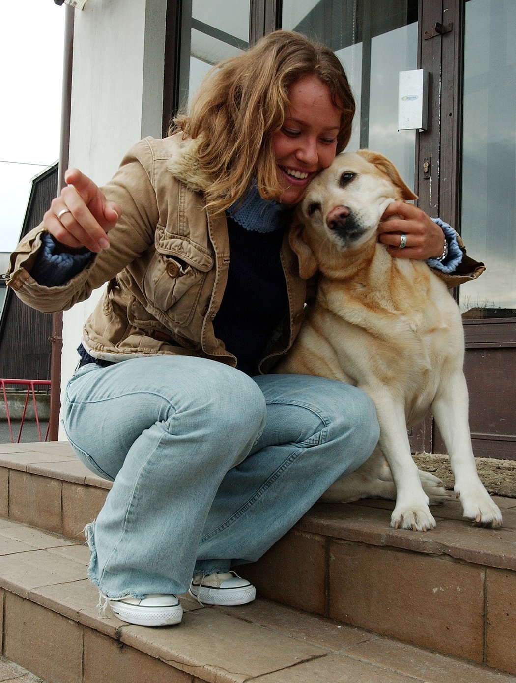 2004. Barbora Strýcová před objektivy foťáků pózovat umí, při naší návštěvě v roce 2004 to naučila i svého pejska.