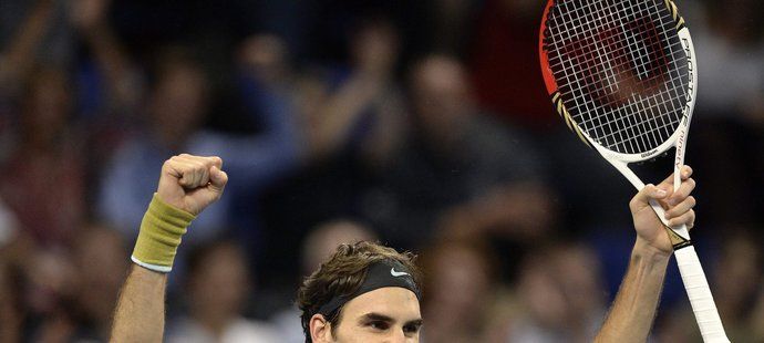 Roger Federer se raduje z postupu do finále turnaje v Basileji po vítězství nad Vaskem Pospisilem