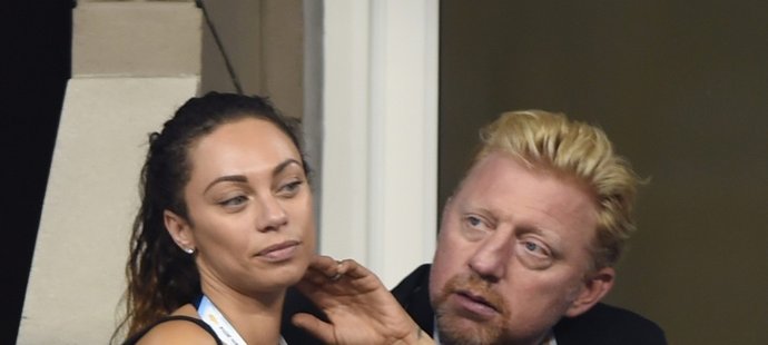 Legendární Boris Becker sleduje zápas se svojí manželkou