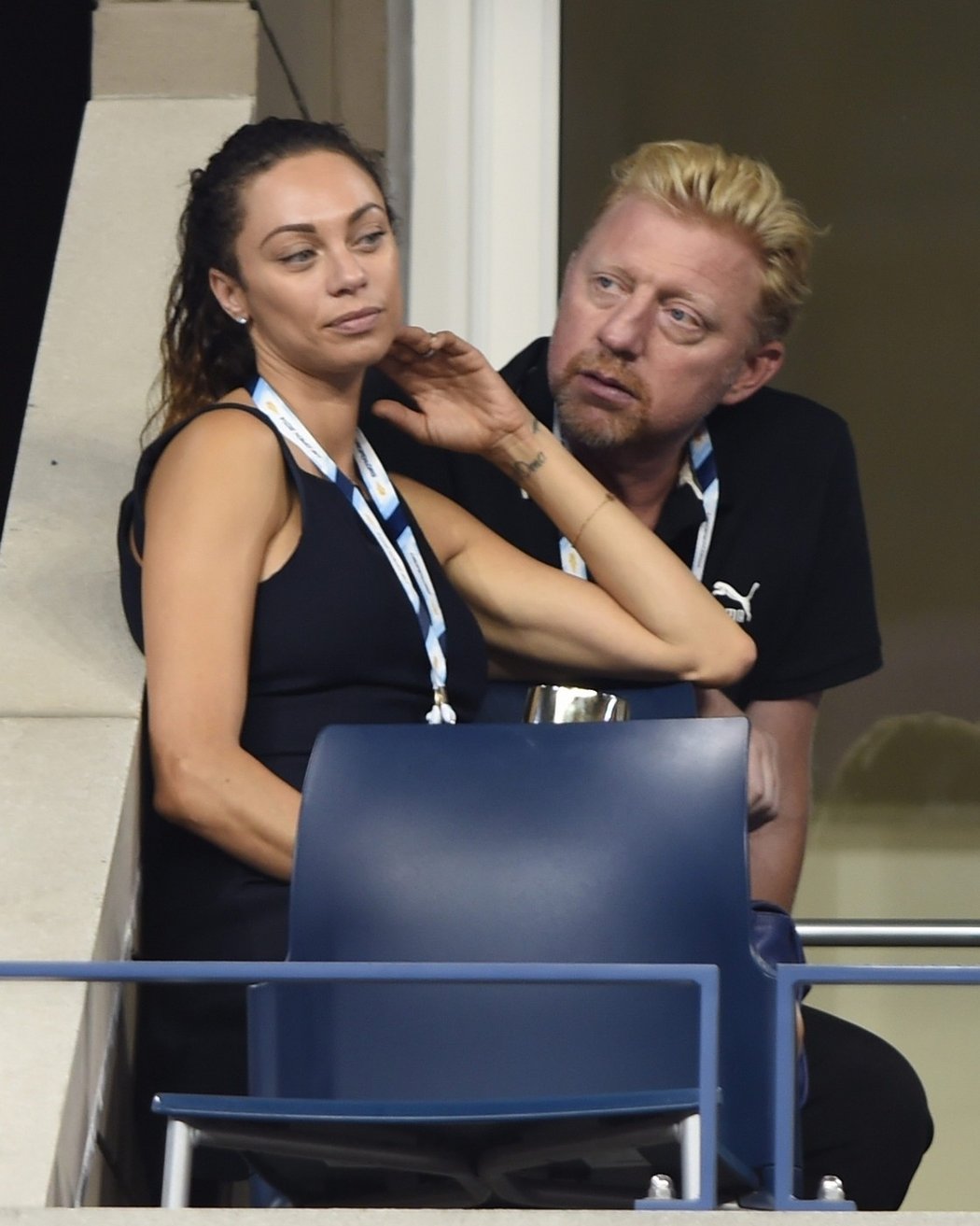 Legendární Boris Becker sleduje zápas se svojí manželkou