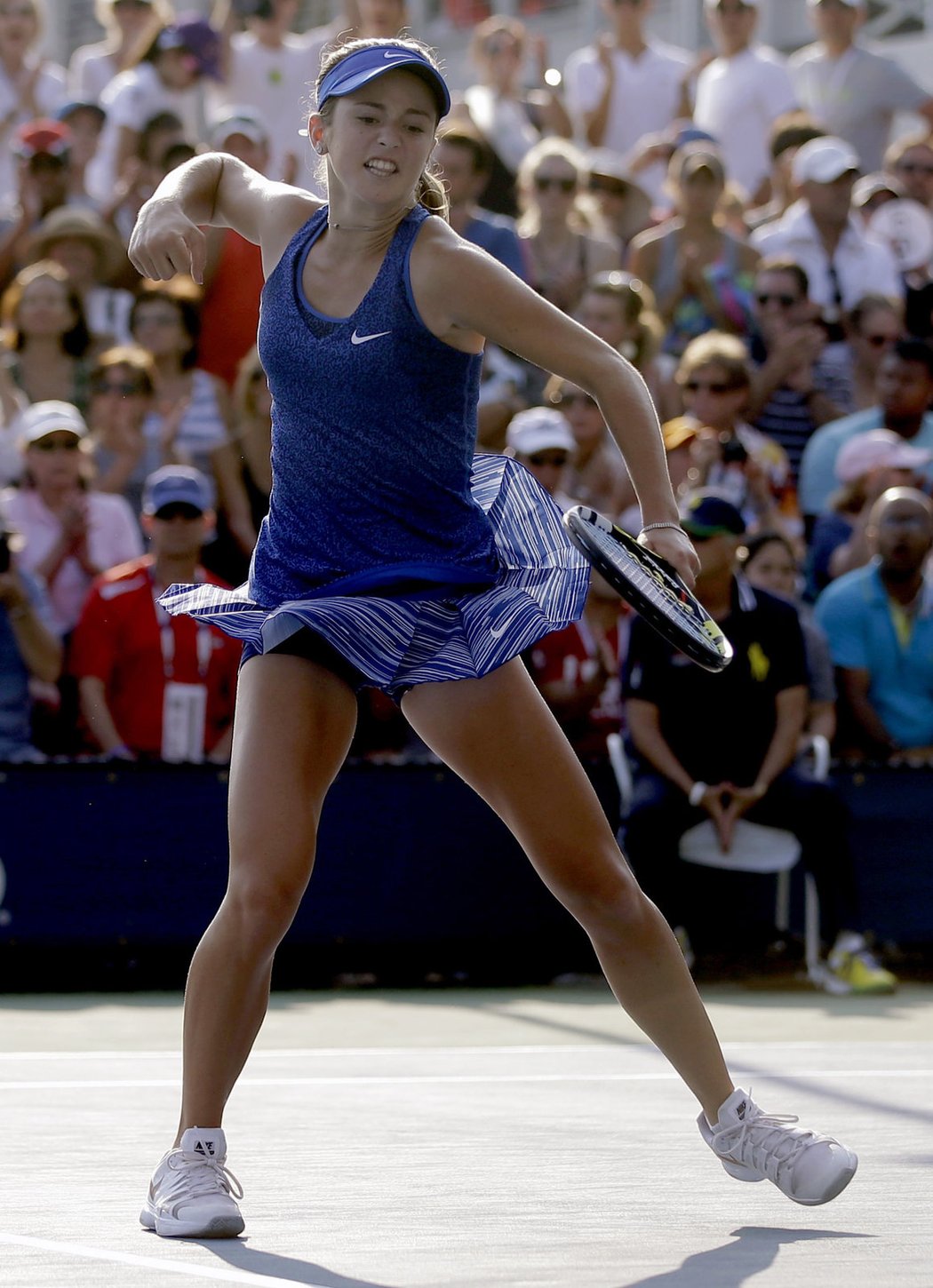Americká teenagerka Catherine Bellisová šokovala tenisové US Open. Až 1208. hráčka světa, které je teprve 15 let, porazila v prvním kole v New Yorku dvanáctou nasazenou Dominiku Cibulkovou ze Slovenska 6:1, 4:6 a 6:4.