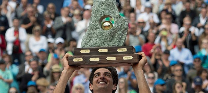 Brazilský tenista Thomaz Bellucci zaskočil nejvýše nasazeného Srba Janka Tipsareviče a po výhře 6:7, 6:4 a 6:2 získal titul na antuce v Gstaadu.