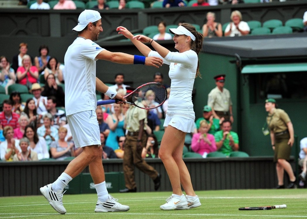 A je to doma! Benešová s Melzerem vítězí ve Wimbledonu