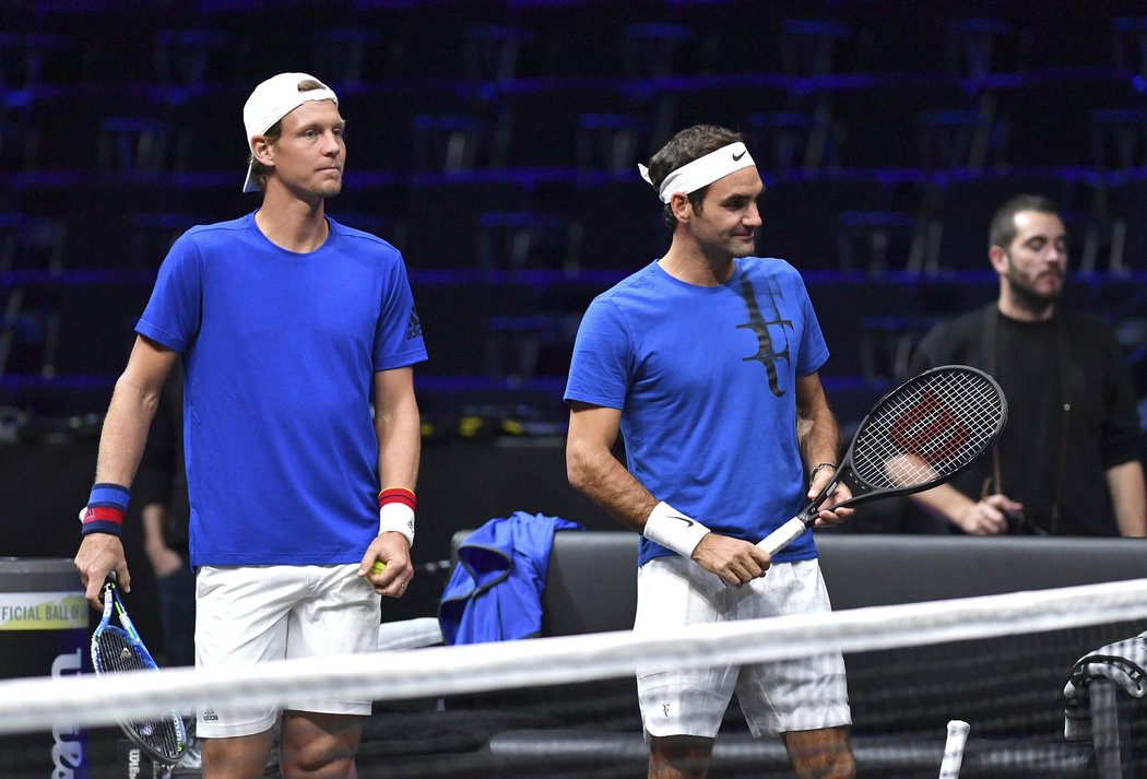 Švýcarský elegán Roger Federer během chvilky na dvorci s českou tenisovou jedničkou ukázal, že je stále v ohromné formě a i v 36letech dokáže s raketou v ruce takřka neuvěřitelné věci.