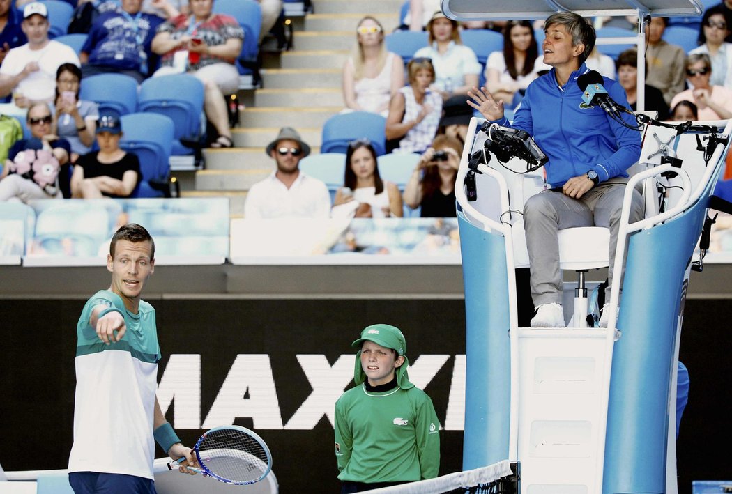 Tomáš Berdych při debatě s rozhodčí během zápasu se Španělem Bautistou-Agutem