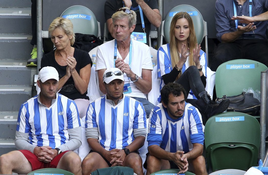 Berdychův tým přišel na semifinále fandit opět v modrobílých dresech, triko si oblékla i Ester Sátorová